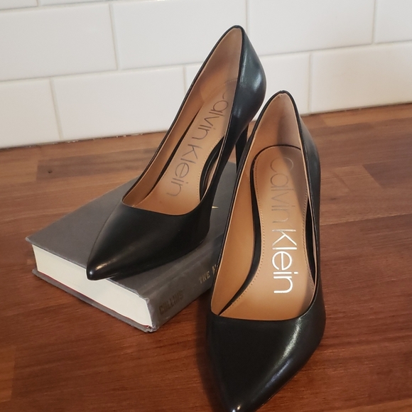 Calvin Klein Gayle black pumps